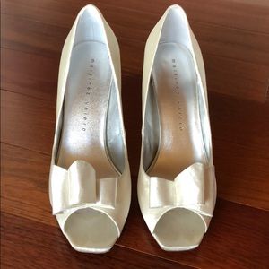MARTINEZ VALERO off-white satin heels